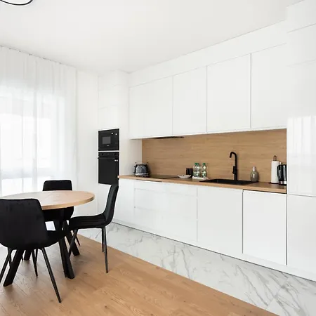 Brzeziny Deluxe By Bookinghost *