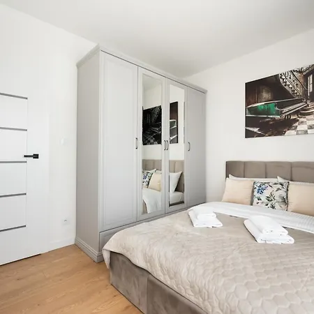 Brzeziny Deluxe By Bookinghost *