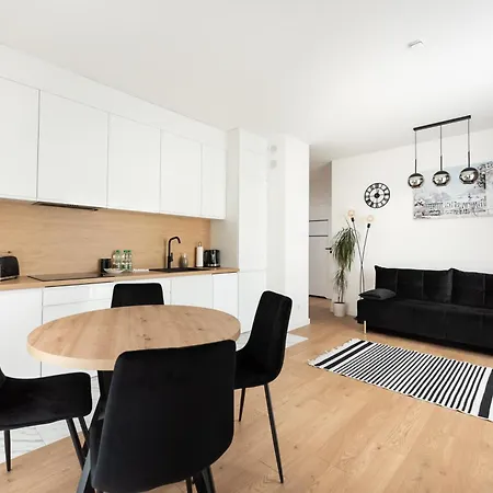 Brzeziny Deluxe By Bookinghost *