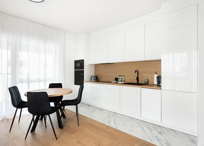 Brzeziny Deluxe By Bookinghost *